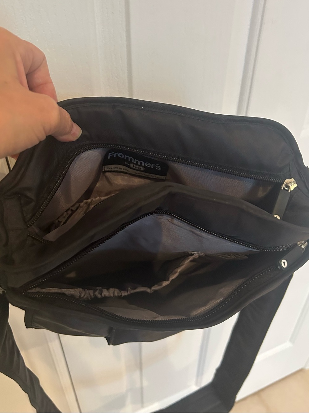 FROMMER’S by LUG Unisex Crossbody Messenger Travel Bag, Black - Picture 8 of 9